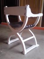 Jamuga restaurada y lacada en blanco